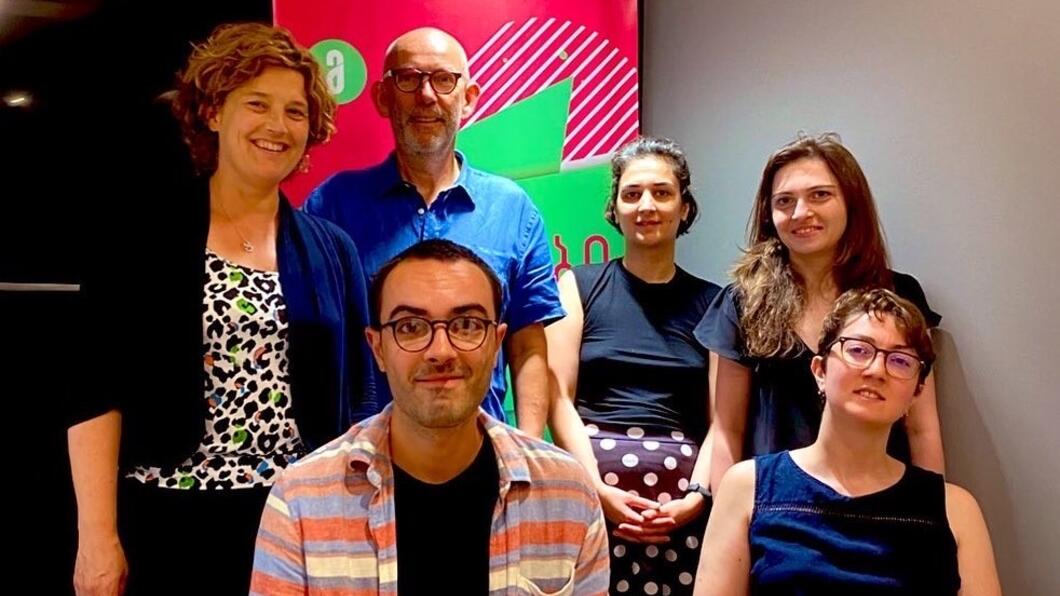 Gebke, Joost and the board of the Georgian Greens in front of a board with their logo